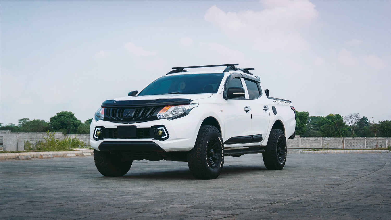 White Mitsubishi L200 White Mitsubishi L200